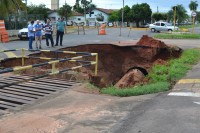 Enorme cratera foi aberta no trecho por conta do rompimento da tubulação