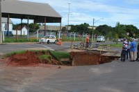 Enorme cratera foi aberta no trecho por conta do rompimento da tubulação