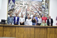 Rubinho e esposa Rosemara, com vereadores, prefeito Caíque Rossi e torcedor representante do CAP, Olmair Rillo