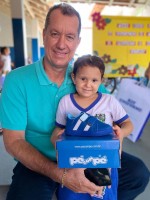 Prefeito Ciro durante entrega dos uniformes de verão aos estudantes da rede municipal