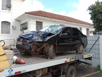 Automóvel ficou destruído com o tombamento