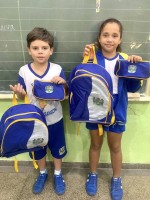 Estudantes receberam agasalhos de inverno, mochilas e estojos