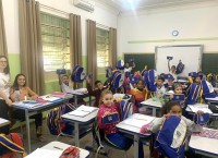 Estudantes receberam agasalhos de inverno, mochilas e estojos