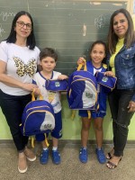 Estudantes receberam agasalhos de inverno, mochilas e estojos