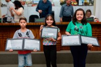 Ao centro, 1º lugar no 9º Concurso de Redação Jovem do Futuro, Kamila Coutinho Carpineli, com Allana Vitória G. Pires (2º lugar) e Enzo Henrique Caetano (  3º lugar)