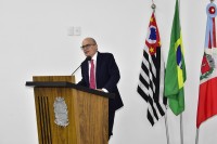 Roberto Egreja na tribuna agradece a homenagem concedida pela Câmara de Vereadores de Penápolis