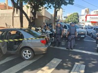 Carro foi abordado na avenida dos Araçás, em Araçatuba