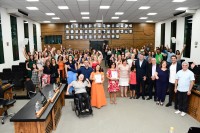 Homenageadas professora Silvinha e educadora Nilza com participantes na solenidade