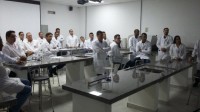 Alunos da Unopor no laboratório dos cursos de Engenharia Civil e de Produção
