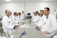Alunos da Unopor no laboratório dos cursos de Engenharia Civil e de Produção