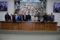 Drª Augusta  Tarabini com vereadores, vice-prefeito Rubinho Bertolini, prefeito de Alto Alegre, Carlinhos Sussumi e o presidente da subseção da OAB, Evandro Bertaglia Silveira