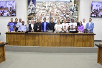 Georges Fernandes, padres Marcos Aurélio e Rodrigo Morialli com vereadores e o prefeito Caíque Rossi