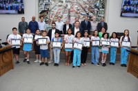 Vencedores do 1º Concurso de Redação Jovem do Futuro com vereadores, vice-prefeito Rubinho Bertolini e secretários municipais Filipe Pinheiro e Neira Pereira