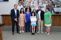 Ao centro,  aluna Tayla Carolina Souza Santos, da EMEF Casa Amizade, 1º lugar no Concurso de Redação Jovem do Futuro