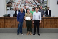 Ao centro, sargento Michelângelo, no recebimento de Moção de Congratulação através do vereador Roberto Delfino, acompanhado pelo vice-prefeito Rubinho Bertolini