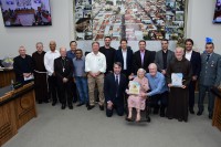Maria Candida Virgilio Galli com o também homenageado Frei Haroldo, vereadores, prefeito Caíque, vice-prefeito Rubinho, bispo Dom João e frei Alonso