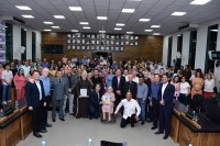 Frei Haroldo José Beneti e a centenária Maria Candida Virgilio Galli com participantes na solenidade em homenagem a eles