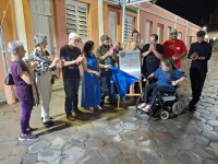 Momento do descerramento da placa inaugural