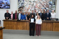 Professora Suzi Silva e Educadora Thaís Campanha Gasparotto com vereadores, prefeito Caíque Rossi e dirigente regional de Ensino, Angélica Aparecida