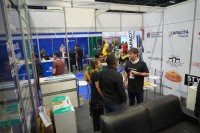 Prefeito Caique Rossi (dir.) conversa com futuros investidores durante a Feira do Empreendedor de São Paulo