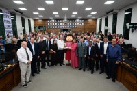 Representantes da Fundação Nelly Jorge Colnaghi e público na cerimônia da entrega da Medalha Maria Chica