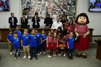Beto Colnaghi e Maura Fatori com formandos e a mascote da Fundação Nelly Jorge Colnaghi