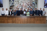 Merendeira Maria Neusa com vereadores e prefeito Caíque Rossi