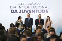 A ministra da Mulher, Família e Direitos Humanos, Damares Alves, o presidente Jair Bolsonaro, o ministro da Educação, Abraham Weintraub, e a Secretária Nacional da Juventude, Jayana Nicaretta