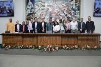 Alvaro Luís Bastos com vereadores e o prefeito Caíque Rossi