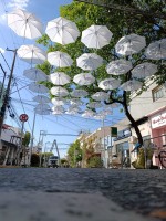 Além de luzes, o Calçadão recebeu uma decoração diferenciada com aproximadamente 500 guarda-chuvas brancos suspensos