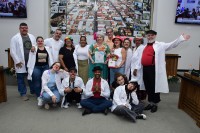 Voluntária Suzel Aparecida Oliveira Agnholeto com o grupo “Doutores do Coração”