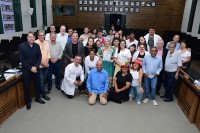 Suzel Agnholeto com participantes na cerimônia em sua homenagem