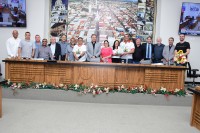 Vereadores, secretário municipal Nardão Sacomani, prefeito de Alto Alegre, Carlos Sussumi e representantes da Capela de São Sebastião, Andréia Cristino e Bruno Scardovelli