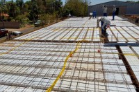 A construção da laje foi concluída, bem como a estrutura do telhado em madeira