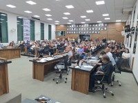 Vereadores e público na primeira sessão ordinária da Câmara Municipal em 2026
