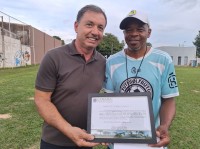 Presidente da Câmara Municipal, Carlos Alberto Feltrin e o  treinador José Maria Manoel (Gudão)