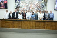 Pedro Sanchez, com seu companheiro Alexandre Gil, vereadores, prefeito de Penápolis, Caíque, prefeito de Promissão, Hamilton, prefeito de Avanhandava,  Norberto e presidente da OAB de Penápolis, Evandro