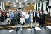 Pedro Luis Menti Sanchez com participantes na solenidade em sua homenagem