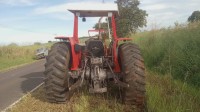 Por motivos a serem esclarecidos, carro bateu na traseira do trator que seguia no mesmo sentido