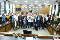 Mauro Fernando Pereira, o Nandinho, com participantes na solenidade em sua homenagem