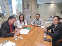 Presidente da Câmara Municipal, Carlos Alberto Feltrin e o vereador Mário Abe em reunião em abril na Câmara Federal para tratar o projeto Brasil Digital
