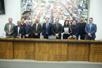 Homenageada Professora Regina com seu marido Nei, vice-prefeito Rubinho Bertolini e vereadores