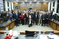 Professora Regina e participantes na solenidade em sua homenagen