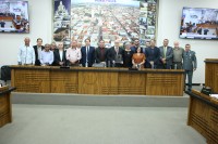 Dr. Wagner Castilho Sugano e esposa Neia com vereadores, vice-prefeito Rubinho e presidente da OAB de Penápolis, Evandro Bertaglia