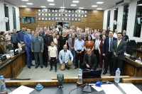 Dr. Wagner Castilho Sugano com participantes na cerimônia em sua homenagem
