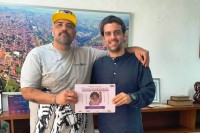 Prefeito Caique Rossi (dir.) parabeniza Coletivo BDC pela premiação nacional