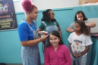 Meninas também fizeram tranças afro no cabelo