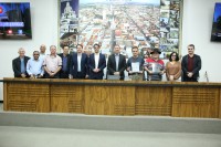 Dupla Luiz Marcos & Matheus com vereadores, prefeito Caíque Rossi e vice-prefeito Rubinho Bertolini