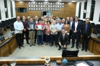 Luiz Marcos & Matheus com participantes em solenidade em sua homenagem na Câmara Municipal