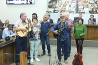 Apresentação musical em homenagem à dupla Luiz Marcos & Matheus